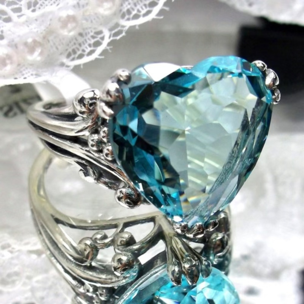 Women's Classic Retro Heart-Shaped Ring with Synthetic Zirconia